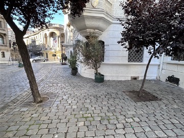 Oficina en arriendo mensual en Barrio Paris/Londres, Santiago - 22 dormitorios, 23 baños