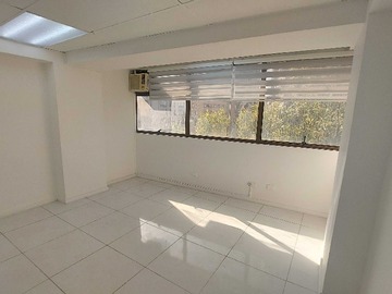 Oficina en arriendo mensual en Impecable, lado metro, 32m2, remodelada (167631), Providencia - 1 baño