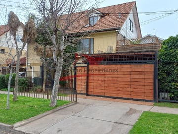 Casa en venta en Hermosa Casa Tres Pisos, 4 Dormitorios, 4 Baños, Quilicura. - 4 dormitorios, 4 baños