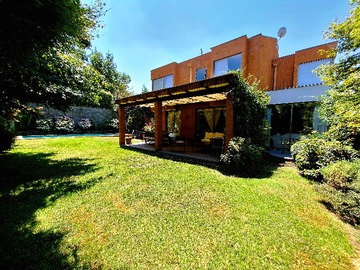 Casa en venta en Amplia casa cerca de Colegio Redland (172132), Las Condes - 5 dormitorios, 4 baños