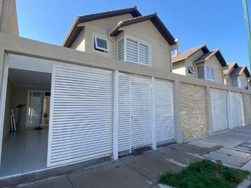 Casa en venta en Calle Santa Barbara, Maipú - 3 dormitorios, 2 baños