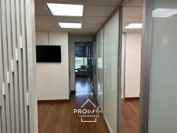 Oficina en arriendo mensual en Lo Fontecilla, Las Condes - 4 dormitorios, 4 baños