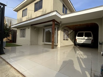 Casa en arriendo mensual en Sector residencial, a pasos de avenida rauquen, Curicó - 5 dormitorios, 3 baños