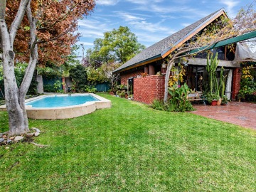 Casa en venta en Amplia Casa con Jardín y Piscina (168475), Las Condes - 6 dormitorios, 4 baños