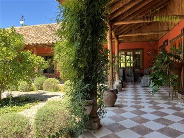 Casa en venta en Casona Chilena completamente amoblada, impecable con lindo parque y plantación de nogales., Santa Cruz - 9 dormitorios, 6 baños