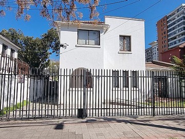 Casa en venta en Excelente propiedad comercial, Ñuñoa - 8 dormitorios, 3 baños