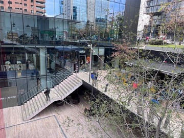 Local Comercial en arriendo mensual en Amplio local en mejor zona de negocios de Las Condes con gran afluencia de público, Las Condes - 1 baño