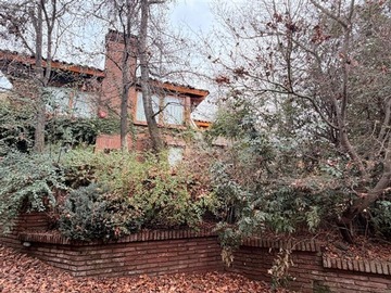 Casa en venta en Contraalmirante Fernández Vial / Av. El Tranque, Lo Barnechea - 5 dormitorios, 3 baños