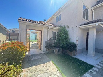 Casa en arriendo mensual en En Padre Hurtado - 4 dormitorios, 3 baños
