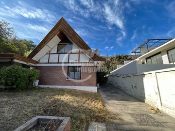 Casa en venta en Cardenal Newman Av. Las Condes, Las Condes - 5 dormitorios, 4 baños