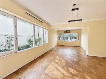 Casa en venta en Amplia Casa. El Gobernador con Los Conquistadores, Sector Residencial, Providencia - 4 dormitorios, 3 baños