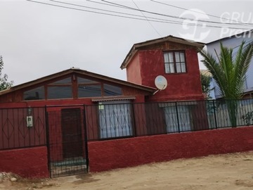 Casa en venta en Calle los Pinos, Costa Milano por Avenida El Sauce., Coquimbo - 4 dormitorios, 2 baños