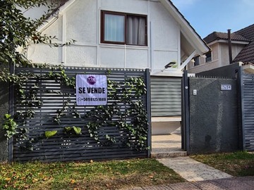 Casa en venta en Exequiel Fontecilla, Peñalolén, Región Metropolitana de Santiago 7910000, Chile, Peñalolén - 4 dormitorios, 3 baños
