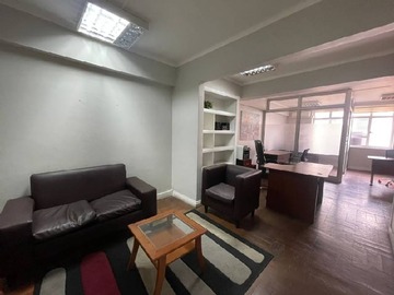 Oficina en arriendo mensual en Oficina amoblada huérfanos a pasos de bandera, Santiago - 1 dormitorio, 1 baño