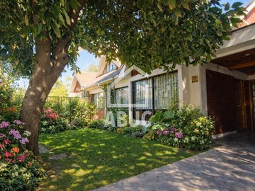 Casa en venta en Vaticano, Las Condes - 5 dormitorios, 3 baños