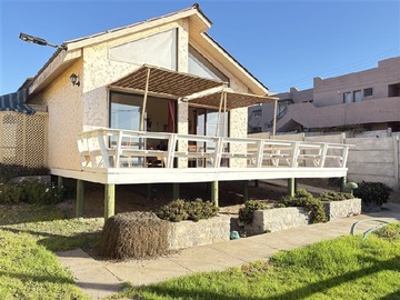 Casa en venta en Calle Navarino / Las Dunas, Coquimbo - 4 dormitorios, 2 baños