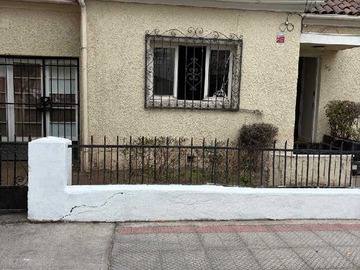 Casa en arriendo mensual en Casa Comercial Irarrázaval/Pedro de Valdivia (170100), Ñuñoa - 4 dormitorios, 2 baños