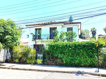 Casa en venta en En Ñuñoa - 5 dormitorios, 4 baños