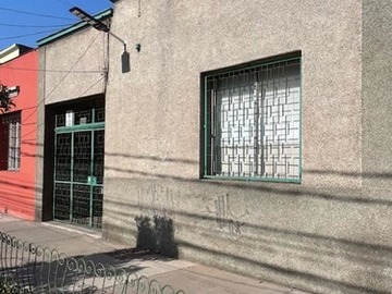Casa en venta en Casa en venta de 4 dorm. En santiago, con depto interior, Santiago - 4 dormitorios, 2 baños