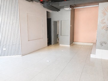 Local Comercial en arriendo mensual en Local Comercial en Av. Los Militares, Las Condes - 1 dormitorio, 1 baño