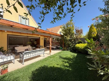 Casa en venta en Pie Andino / Huinganal, Lo Barnechea - 4 dormitorios, 3 baños