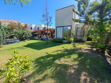 Casa en venta en A pasos colegio san anselmo, Colina - 4 dormitorios, 4 baños