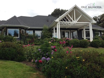 Casa en venta en playa Niklitchek, Puerto Varas - 4 dormitorios, 3 baños