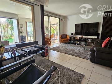 Casa en venta en El Parronal / Av. Hacienda El Peñon / Cond. Los Portones dos, Puente Alto - 4 dormitorios, 3 baños