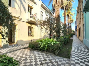 Casa en venta en Casa Patrimonial de 211 M2 C/Patio en Pasaje Adriana Cousiño - 4 dormitorios, 2 baños
