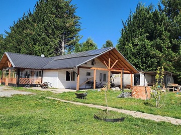 Casa en venta en Casa y cabañas en terreno con piscina y energía sostenible, Villarrica - 4 dormitorios, 2 baños