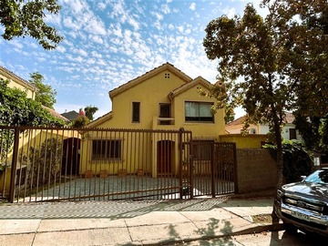 Casa en venta en San Carlos de Apoquindo / Francisco de Asis, Las Condes - 5 dormitorios, 4 baños