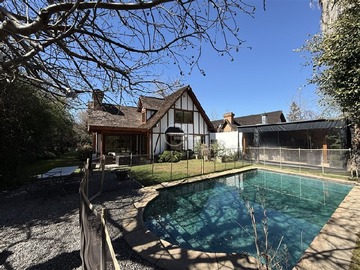 Casa en venta en Padre Ted Huard / El Golf de Manquehue, Lo Barnechea - 5 dormitorios, 5 baños