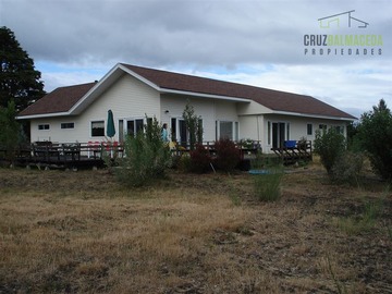 Casa en venta en Con orilla directa al Lago cerca de Ensenada, Puerto Varas - 4 dormitorios, 4 baños