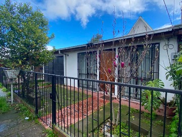 Casa en venta en Amplia Casa en Venta en Sector Residencial (180346), Talca - 5 dormitorios, 2 baños