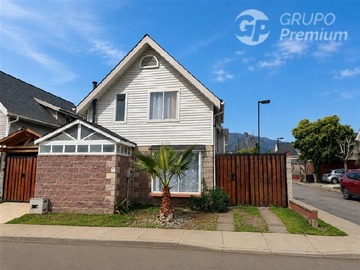 Casa en venta en Avenida las Nieves Oriente con Cerro san Cristobal, Puente Alto - 3 dormitorios, 3 baños