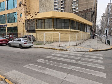 Local Comercial en arriendo mensual en Carmen 605, Santiago, Región Metropolitana de Santiago 8320000, Chile, Santiago