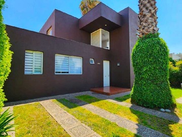 Casa en venta en Moderna y amplia! Casa en condominio cerrado (170199), Peñalolén - 4 dormitorios, 4 baños