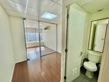 Oficina en arriendo mensual en Cerro el plomo / 1 estacionamiento (111666), Las Condes - 1 dormitorio, 1 baño