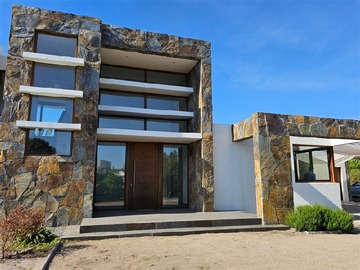Casa en venta en Condominio Algarrobal de Chicureo, Colina - 6 dormitorios, 5 baños