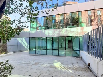 Oficina en arriendo mensual en 109 m2 planta libre, 155 patio uso y goce exclusivo, Providencia - 2 baños