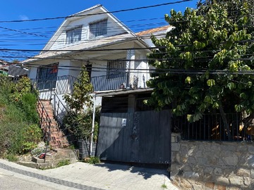 Casa en venta en Zañartu esquina Cruz, Constitución - 7 dormitorios, 2 baños