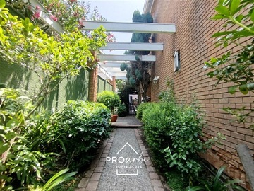 Casa en venta en Gustavo Vicuña, Vitacura - 4 dormitorios, 4 baños