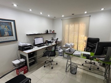 Casa en venta en Luis Zegers, Las Condes - 5 dormitorios, 3 baños