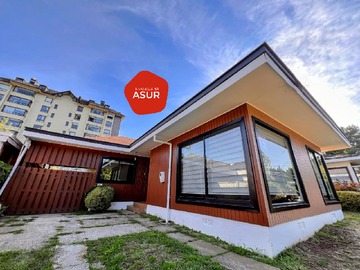 Casa en venta en Excelente Casa con Amplio Jardín, En el Mejor Barrio de Isla Teja - 4 dormitorios, 3 baños