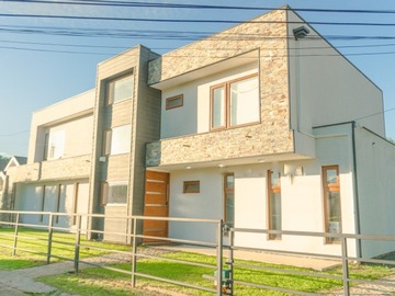 Casa en venta en Casa 2 pisos 4d 4b 3e condominio en pingueral, Tomé - 4 dormitorios, 4 baños