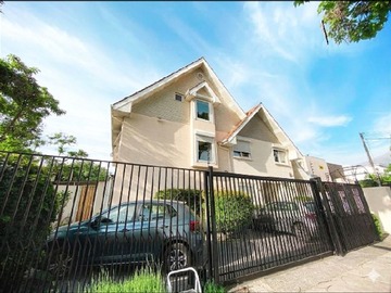 Casa en arriendo mensual en Carlos alvarado con vichato, Las Condes - 5 dormitorios, 5 baños
