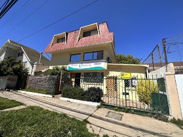 Casa en arriendo mensual en Seis y Medio Oriente, Viña del Mar - 7 dormitorios, 5 baños