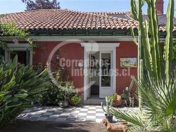 Casa en venta en Colegios Verbo Divino / Villa María, Las Condes - 4 dormitorios, 3 baños