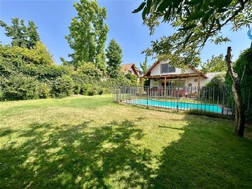 Casa en venta en Camino Otoñal / Francisco Bulnes Correa, Las Condes - 4 dormitorios, 2 baños