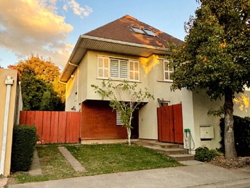 Casa en venta en Oportunidad Hermosa Casa en Condominio Peñalolén - 4 dormitorios, 5 baños